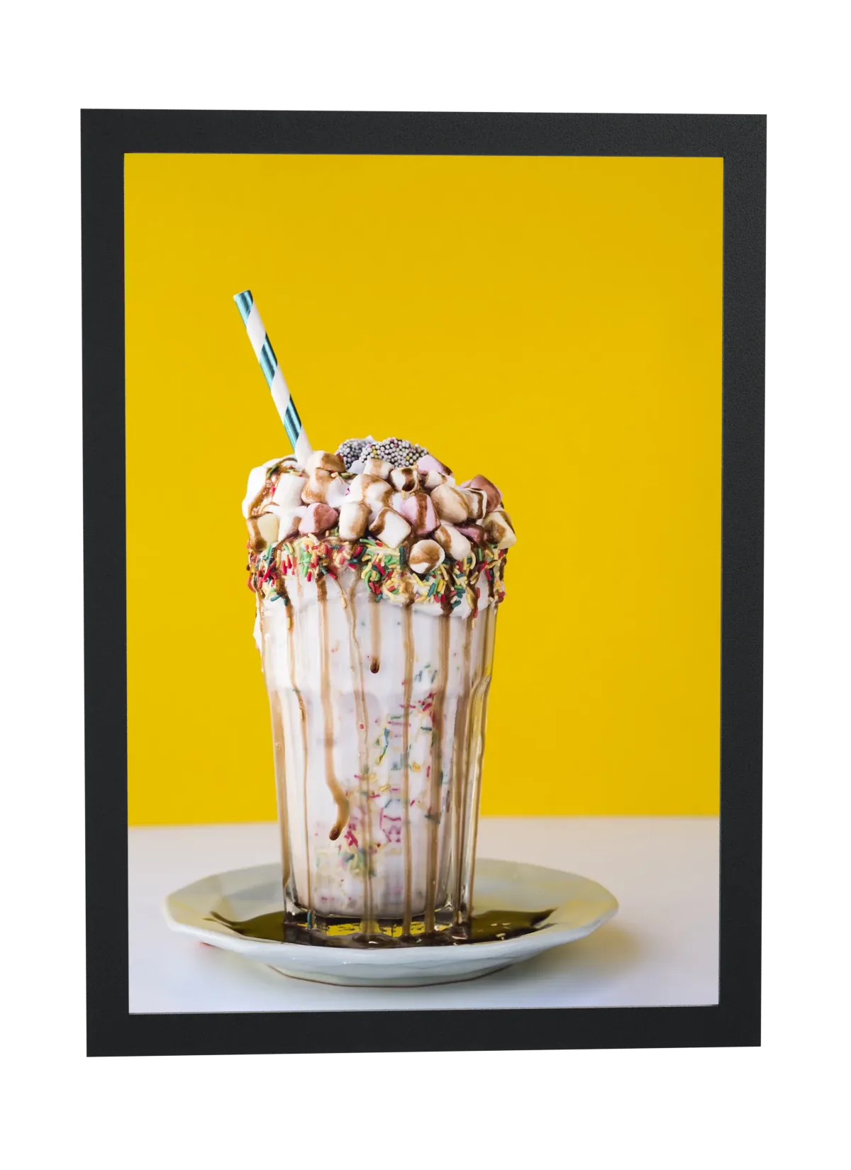 Pôster Milkshake com marshmallows e confeitos emoldurado