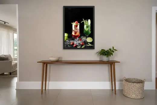Pôster Drinque de morango e mojito verde emoldurado na parede: hall de entrada