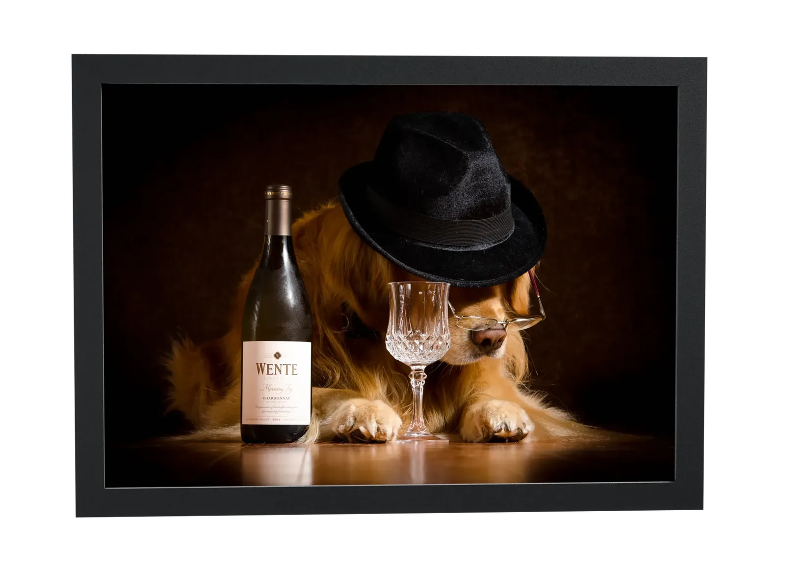 Pôster Cachorro de chapéu preto com vinho emoldurado