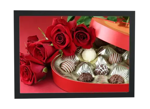 Pôster Bombons, rosas e anel de noivado emoldurado