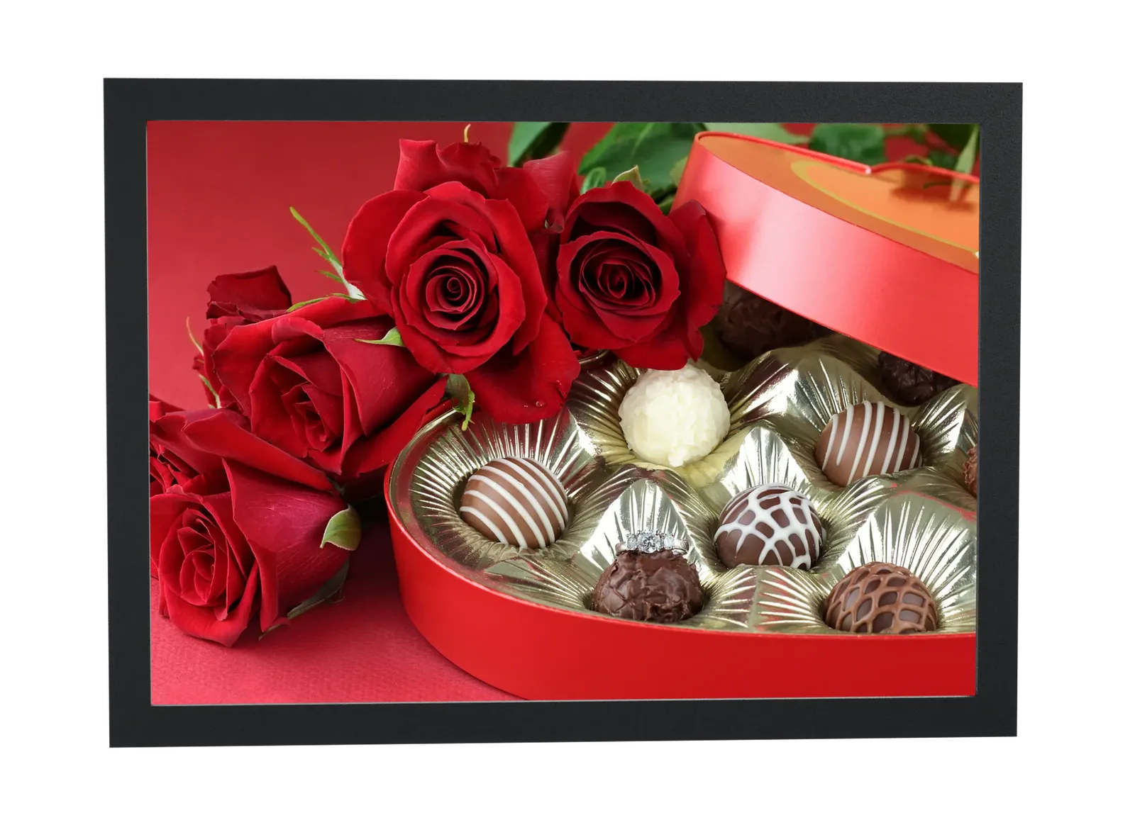 Pôster Bombons, rosas e anel de noivado emoldurado