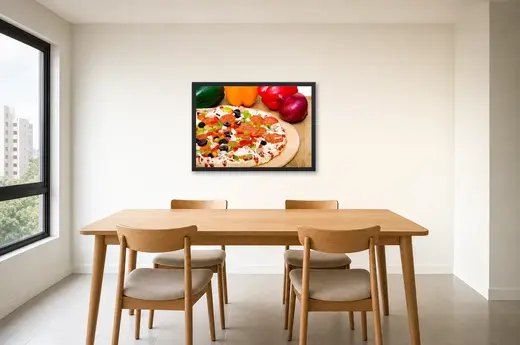 Pôster Pizza com pimentões e cebola roxa emoldurado na parede: sala de jantar