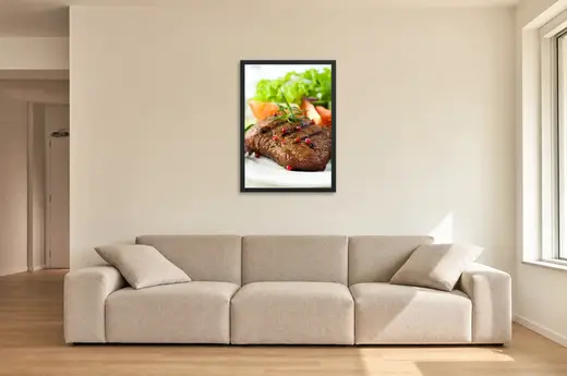 Pôster Bife com alecrim e pimenta-rosa emoldurado na parede: sala de estar ampla