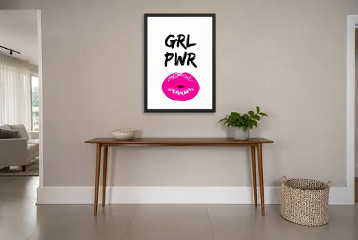 Pôster GRL PWR emoldurado na parede: hall de entrada