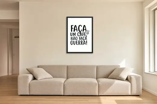 Pôster Faça um café, não faça guerra emoldurado na parede: sala de estar ampla