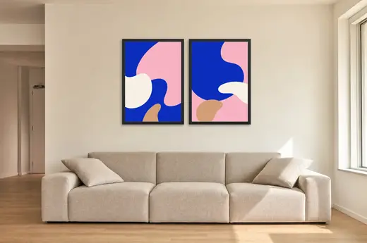 Pôster Dupla abstrata em azul royal e rosa emoldurado na parede: sala de estar ampla