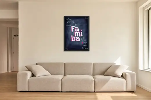 Pôster Família em letras coloridas emoldurado na parede: sala de estar ampla