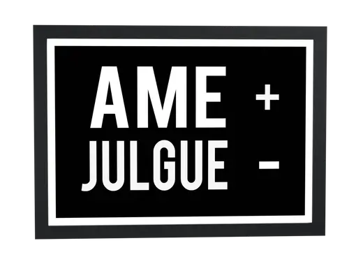Pôster Ame mais, julgue menos emoldurado