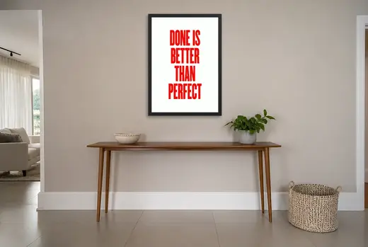 Pôster Done is better than perfect emoldurado na parede: hall de entrada