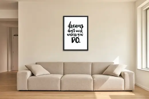 Pôster Dreams don’t work unless you do emoldurado na parede: sala de estar ampla