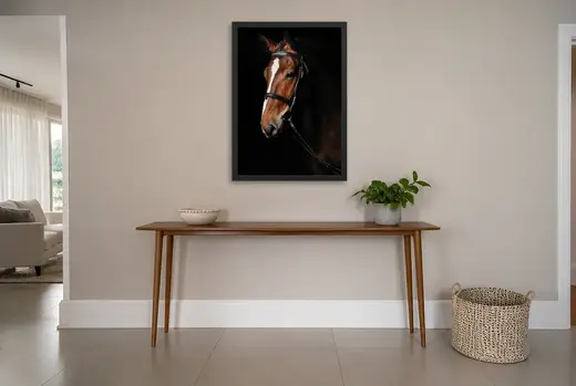 Pôster Cavalo castanho com arreios emoldurado na parede: hall de entrada