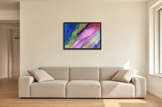 Pôster Mármore azul-marinho e magenta emoldurado na parede: sala de estar ampla