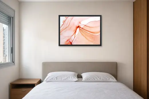 Pôster Veios coral em fundo claro emoldurado na parede: quarto de casal