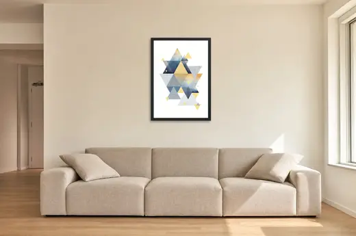 Pôster Triângulos em azul e dourado emoldurado na parede: sala de estar ampla