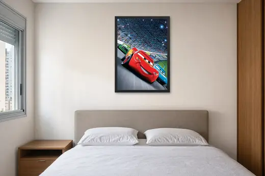 Pôster Carros (2006): Relâmpago McQueen na pista emoldurado na parede: quarto de casal