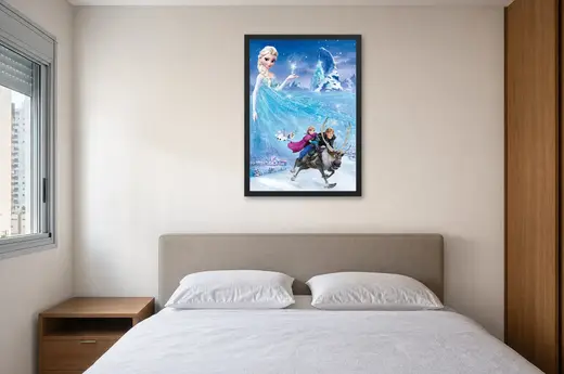 Pôster Frozen (2013): Elsa e o castelo de gelo emoldurado na parede: quarto de casal