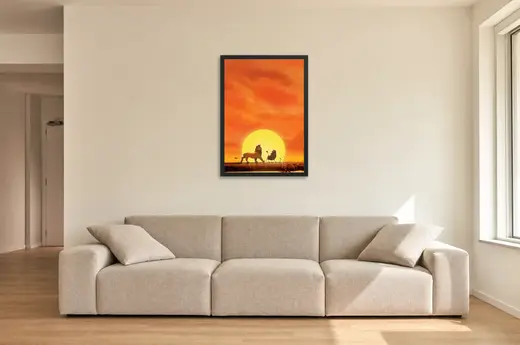 Pôster O Rei Leão (1994): Simba e Pumbaa ao pôr do sol emoldurado na parede: sala de estar ampla