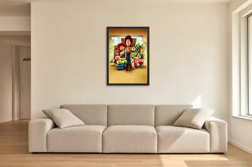 Pôster Toy Story 3 (2010): todos os brinquedos emoldurado na parede: sala de estar ampla