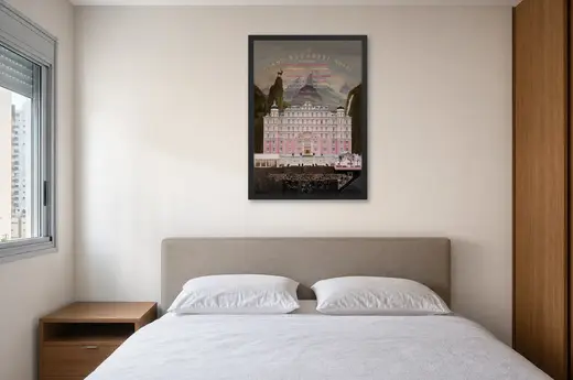 Pôster O Grande Hotel Budapeste (2014): fachada rosa emoldurado na parede: quarto de casal