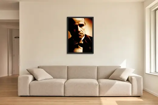 Pôster O Poderoso Chefão (1972): retrato de Vito Corleone emoldurado na parede: sala de estar ampla