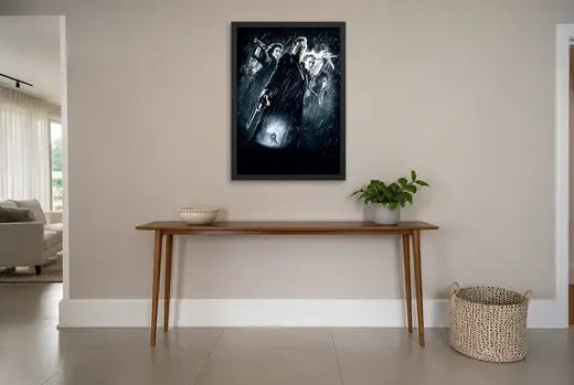 Pôster Sin City (2005): silhuetas na chuva emoldurado na parede: hall de entrada