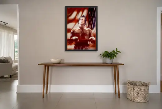 Pôster Rocky (1976): treino com a bandeira ao fundo emoldurado na parede: hall de entrada