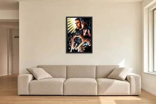 Pôster Blade Runner (1982): Deckard em ação emoldurado na parede: sala de estar ampla