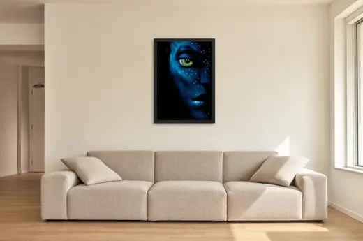 Pôster Avatar (2009): rosto azul em close emoldurado na parede: sala de estar ampla