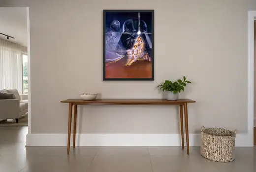 Pôster Star Wars Uma Nova Esperança (1977): Vader ao fundo emoldurado na parede: hall de entrada