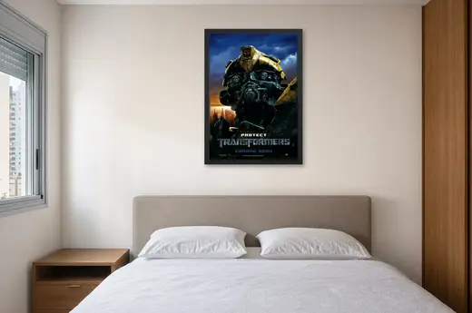 Pôster Transformers (2007): rosto do Bumblebee emoldurado na parede: quarto de casal