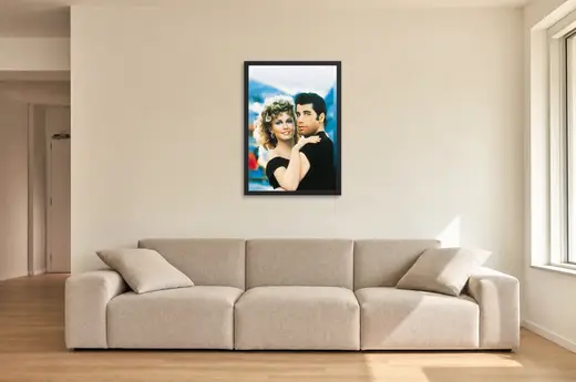 Pôster Grease (1978): Danny e Sandy emoldurado na parede: sala de estar ampla