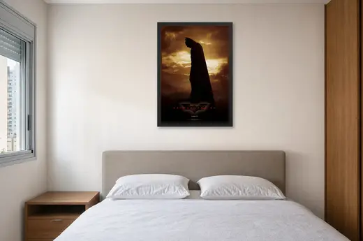 Pôster Batman Begins (2005): silhueta nas nuvens emoldurado na parede: quarto de casal