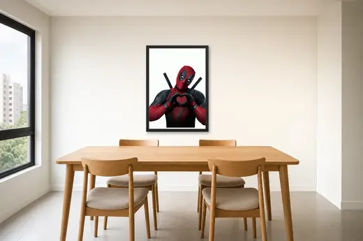 Pôster Deadpool (2016): coração com as mãos emoldurado na parede: sala de jantar