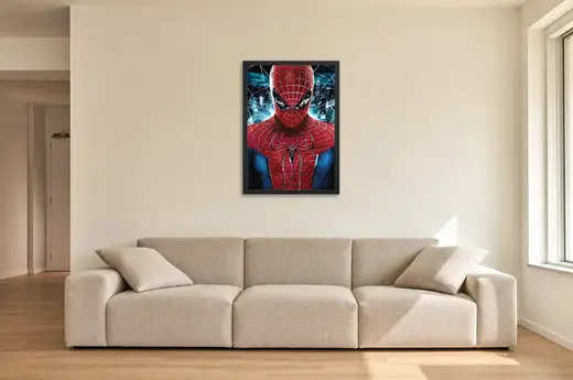 Pôster O Espetacular Homem-Aranha (2012): máscara na cidade emoldurado na parede: sala de estar ampla