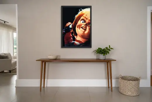 Pôster Brinquedo Assassino (1988): Chucky com a faca emoldurado na parede: hall de entrada