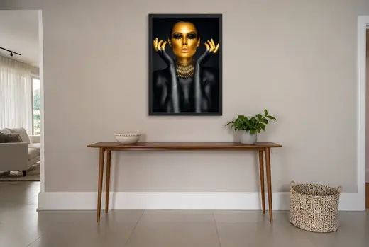 Pôster Mulher pintada de dourado emoldurado na parede: hall de entrada