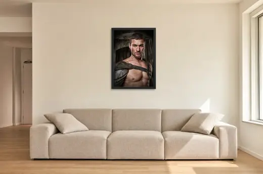 Pôster Spartacus (2010): gladiador em pé emoldurado na parede: sala de estar ampla