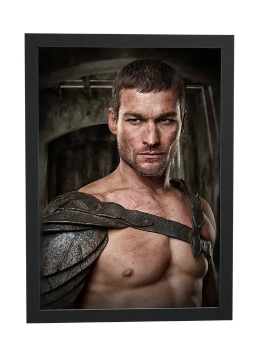 Pôster Spartacus (2010): gladiador em pé emoldurado