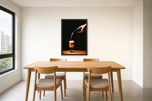 Pôster Cerveja sendo servida no copo emoldurado na parede: sala de jantar