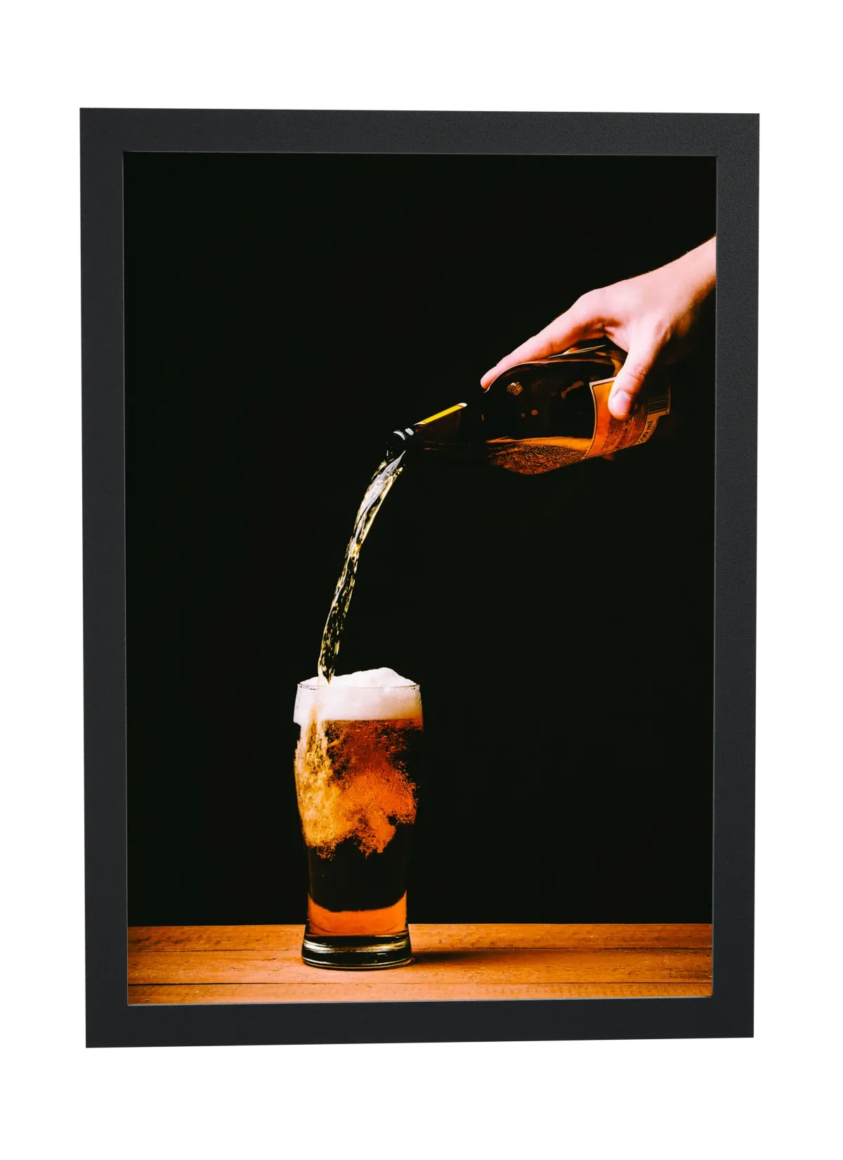 Pôster Cerveja sendo servida no copo emoldurado