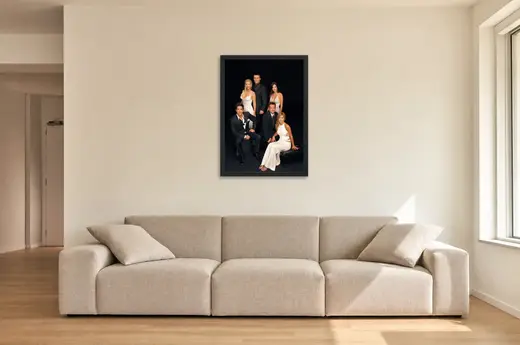 Pôster Friends (1994): pose elegante em preto e branco emoldurado na parede: sala de estar ampla