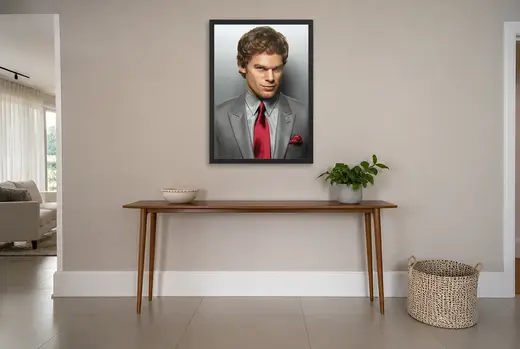 Pôster Dexter (2006): terno cinza e gravata vermelha emoldurado na parede: hall de entrada