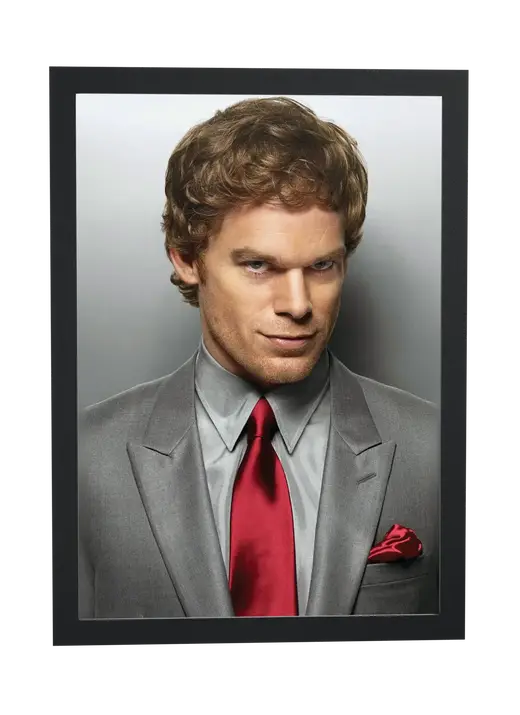 Pôster Dexter (2006): terno cinza e gravata vermelha emoldurado