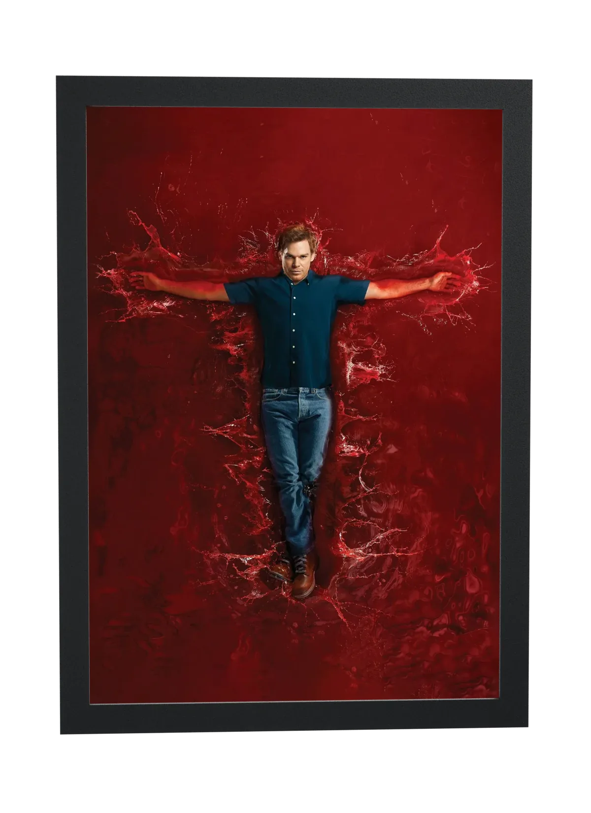 Pôster Dexter (2006): pose em cruz no vermelho emoldurado