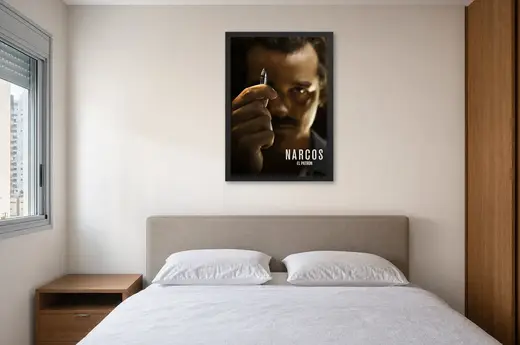 Pôster Narcos (2015): Pablo Escobar e a bala emoldurado na parede: quarto de casal