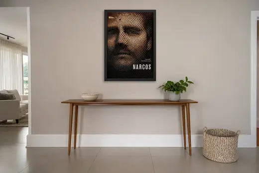 Pôster Narcos (2015): rosto em cápsulas de bala emoldurado na parede: hall de entrada