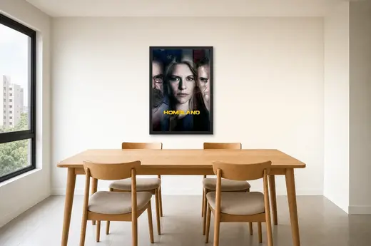 Pôster Homeland (2011): rosto sobre a bandeira emoldurado na parede: sala de jantar