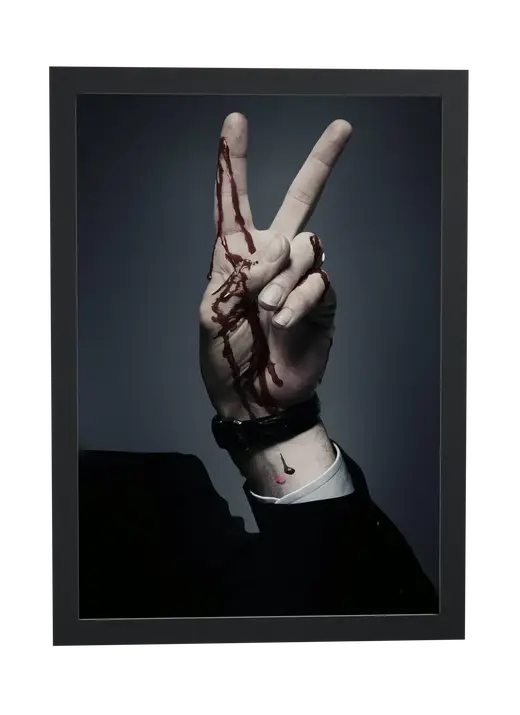 Pôster House of Cards (2013): mão ensanguentada emoldurado