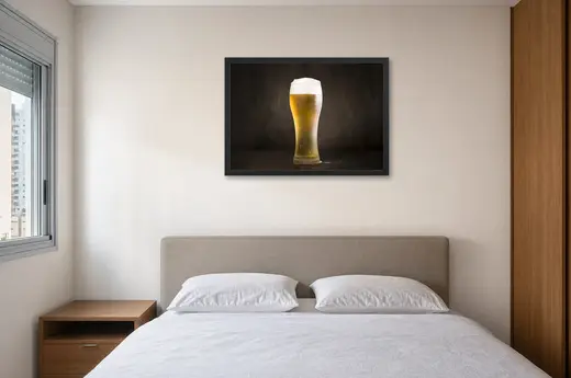 Pôster Copo de cerveja em mesa escura emoldurado na parede: quarto de casal