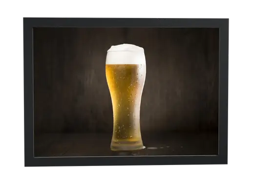 Pôster Copo de cerveja em mesa escura emoldurado